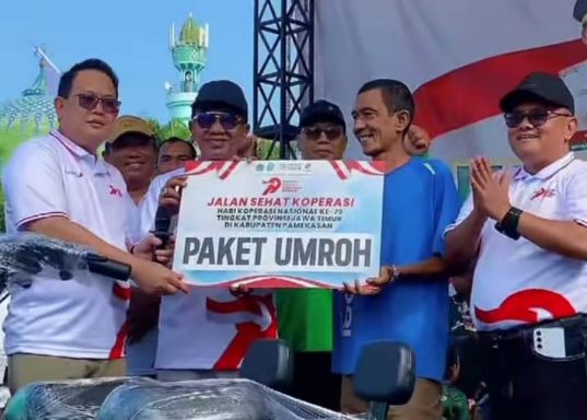 FOTO: Bupati Pamekasan, KH. Kholilurrahman (duq dari kiri) saat membwrikan hadiah bagi pemenang jalan-jalan sehat. @by_News9.id