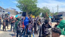 FOTO: Aliansi Masyarakat dan Pemuda Sampang (AMPAS) bersama sejumlah elemen massa di depan Kantor PT Garam. @by_News9.id