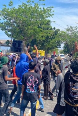 Demo Tutup Jalan Nasional, Massa Desak Direksi PT Garam Sampang Temui Mereka