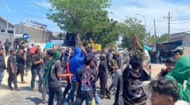 FOTO: Aliansi Masyarakat dan Pemuda Sampang (AMPAS) bersama sejumlah elemen massa di depan Kantor PT Garam. @by_News9.id