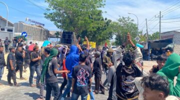FOTO: Aliansi Masyarakat dan Pemuda Sampang (AMPAS) bersama sejumlah elemen massa di depan Kantor PT Garam. @by_News9.id