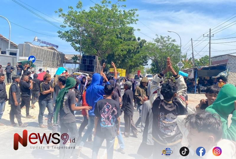 FOTO: Aliansi Masyarakat dan Pemuda Sampang (AMPAS) bersama sejumlah elemen massa di depan Kantor PT Garam. @by_News9.id
