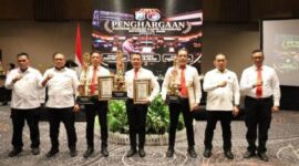 FOTO: Iptu Dwi Sugiyanto saat menerima Penghargaan atas Prestasi Satreskoba Polres Lumajang dari Polda Jatim. @by_News9.id