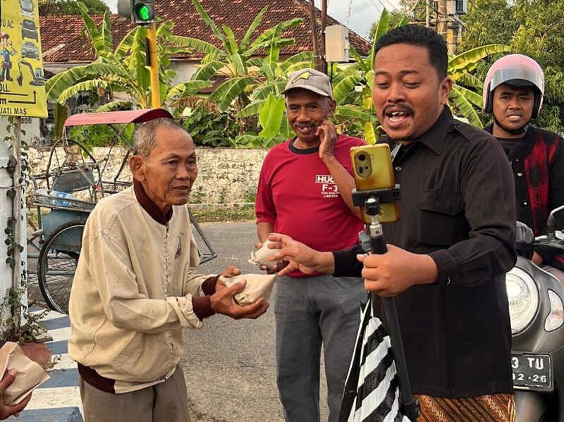 FOTO: Program Jumat Berkah yang diinisiasi konten kreator Mana-Mana, @by_News9.id