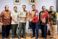FOTO: Bupati Sumenep, Dr. H. Achmad Fauzi Wongsojudo, saat memberikan cinderamata kepada jajaran Kementerian Pertanian RI. @by_News9.id