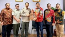 FOTO: Bupati Sumenep, Dr. H. Achmad Fauzi Wongsojudo, saat memberikan cinderamata kepada jajaran Kementerian Pertanian RI. @by_News9.id