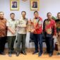 FOTO: Bupati Sumenep, Dr. H. Achmad Fauzi Wongsojudo, saat memberikan cinderamata kepada jajaran Kementerian Pertanian RI. @by_News9.id