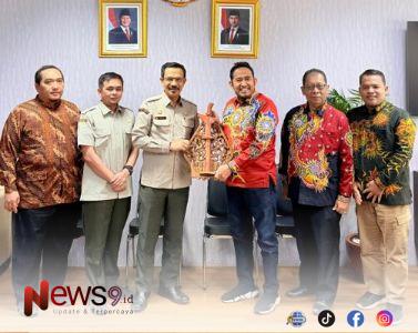 FOTO: Bupati Sumenep, Dr. H. Achmad Fauzi Wongsojudo, saat memberikan cinderamata kepada jajaran Kementerian Pertanian RI. @by_News9.id
