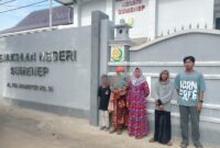 FOTO: Madiye, ibu korban bersama kerabat saat mendatangi Kejaksaan Negeri Sumenep. @by_News9.id