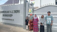 FOTO: Madiye, ibu korban bersama kerabat saat mendatangi Kejaksaan Negeri Sumenep. @by_News9.id