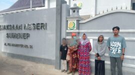 FOTO: Madiye, ibu korban bersama kerabat saat mendatangi Kejaksaan Negeri Sumenep. @by_News9.id