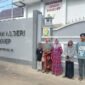 FOTO: Madiye, ibu korban bersama kerabat saat mendatangi Kejaksaan Negeri Sumenep. @by_News9.id