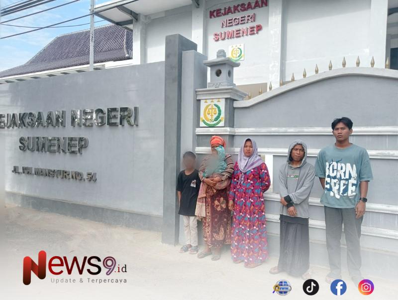 FOTO: Madiye, ibu korban bersama kerabat saat mendatangi Kejaksaan Negeri Sumenep. @by_News9.id