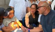 FOTO: Made Muliawan Arya atau yang akrab disapa De Gadjah (kanan) saat sambangi keluarga korban. @by_News9.id