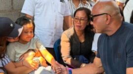 FOTO: Made Muliawan Arya atau yang akrab disapa De Gadjah (kanan) saat sambangi keluarga korban. @by_News9.id