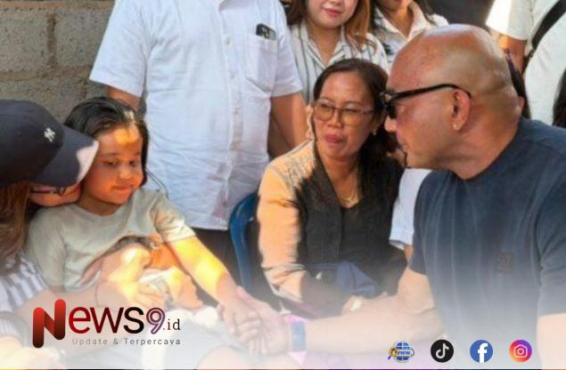 FOTO: Made Muliawan Arya atau yang akrab disapa De Gadjah (kanan) saat sambangi keluarga korban. @by_News9.id