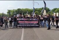 FOTO: Gabungan jurnalis Kabupaten Sampang dalam aksi. @by_News9.id