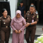 FOTO: (ilustrasi) Terpidana kekerasan anak, Mas’oda, warga Desa Batuputih Daya, saat menyerahkan diri ke Kejaksaan Negeri Sumenep. @by_News9.id