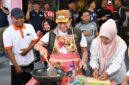FOTO: Wakil Bupati Sumenep, KH. Imam Hasyim, saat mengikuti lomba memasak mie. @by_News9.id