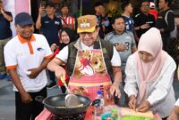 FOTO: Wakil Bupati Sumenep, KH. Imam Hasyim, saat mengikuti lomba memasak mie. @by_News9.id