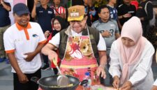 FOTO: Wakil Bupati Sumenep, KH. Imam Hasyim, saat mengikuti lomba memasak mie. @by_News9.id
