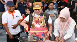 FOTO: Wakil Bupati Sumenep, KH. Imam Hasyim, saat mengikuti lomba memasak mie. @by_News9.id