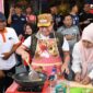 FOTO: Wakil Bupati Sumenep, KH. Imam Hasyim, saat mengikuti lomba memasak mie. @by_News9.id