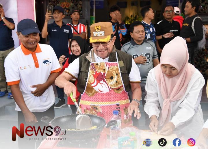 FOTO: Wakil Bupati Sumenep, KH. Imam Hasyim, saat mengikuti lomba memasak mie. @by_News9.id