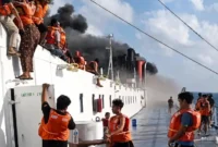 FOTO: Penumpang KM Mutiara Sentosa 2 yang terbakar di perairan utara Kabupaten Sumenep, @by_News9.id