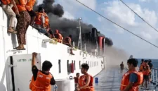 FOTO: Penumpang KM Mutiara Sentosa 2 yang terbakar di perairan utara Kabupaten Sumenep, @by_News9.id