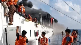 FOTO: Penumpang KM Mutiara Sentosa 2 yang terbakar di perairan utara Kabupaten Sumenep, @by_News9.id