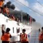 FOTO: Penumpang KM Mutiara Sentosa 2 yang terbakar di perairan utara Kabupaten Sumenep, @by_News9.id