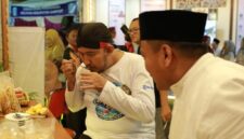 FOTO: Bupati Sumenep Achmad Fauzi Wongsojudo saat mengunjungi sejumlah stan Festival Desa Wisata. @by_News9.id