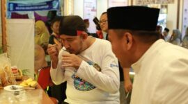 FOTO: Bupati Sumenep Achmad Fauzi Wongsojudo saat mengunjungi sejumlah stan Festival Desa Wisata. @by_News9.id