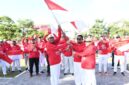 FOTO: Bupati Achmad Fauzi Wongsojudo dan Wabup Sumenep, KH. Imam Hasyim, secara simbolis menyerahkan Bendera Merah Putih kepada ASN. @by_News9.id