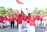 FOTO: Bupati Achmad Fauzi Wongsojudo dan Wabup Sumenep, KH. Imam Hasyim, secara simbolis menyerahkan Bendera Merah Putih kepada ASN. @by_News9.id