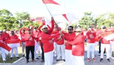 FOTO: Bupati Achmad Fauzi Wongsojudo dan Wabup Sumenep, KH. Imam Hasyim, secara simbolis menyerahkan Bendera Merah Putih kepada ASN. @by_News9.id