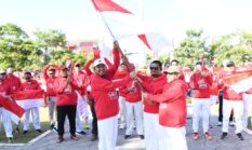 Ajak Warga Semarakkan HUT ke-81 RI, Bupati Sumenep Bagikan Bendera Merah Putih ke ASN