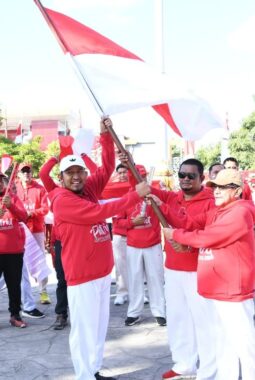 Ajak Warga Semarakkan HUT ke-81 RI, Bupati Sumenep Bagikan Bendera Merah Putih ke ASN