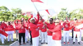 FOTO: Bupati Achmad Fauzi Wongsojudo dan Wabup Sumenep, KH. Imam Hasyim, secara simbolis menyerahkan Bendera Merah Putih kepada ASN. @by_News9.id