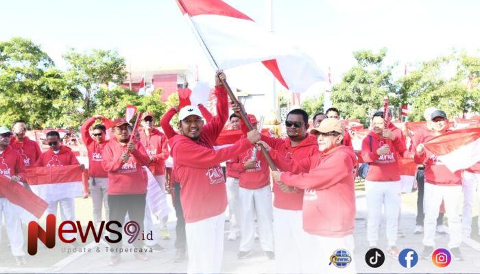 Ajak Warga Semarakkan HUT ke-81 RI, Bupati Fauzi Bagikan Bendera Merah Putih ke ASN
