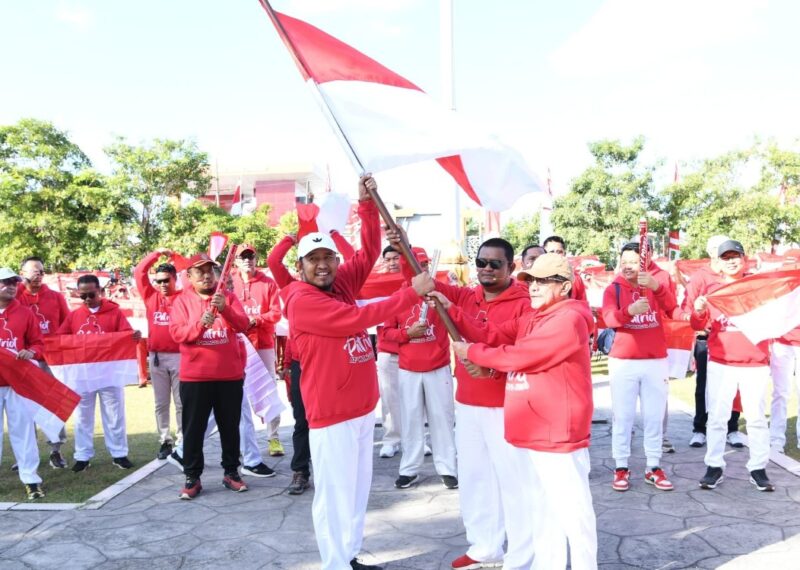 FOTO: Bupati Achmad Fauzi Wongsojudo dan Wabup Sumenep, KH. Imam Hasyim, secara simbolis menyerahkan Bendera Merah Putih kepada ASN. @by_News9.id