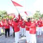 FOTO: Bupati Achmad Fauzi Wongsojudo dan Wabup Sumenep, KH. Imam Hasyim, secara simbolis menyerahkan Bendera Merah Putih kepada ASN. @by_News9.id
