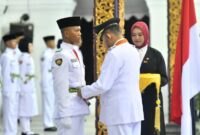 FOTO: Bupati Sumenep Achmad Fauzi Wongsojudo saat mengukuhkan Paskibraka. @by_News9.id
