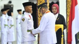 FOTO: Bupati Sumenep Achmad Fauzi Wongsojudo saat mengukuhkan Paskibraka. @by_News9.id