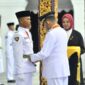 FOTO: Bupati Sumenep Achmad Fauzi Wongsojudo saat mengukuhkan Paskibraka. @by_News9.id