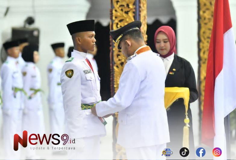 FOTO: Bupati Sumenep Achmad Fauzi Wongsojudo saat mengukuhkan Paskibraka. @by_News9.id