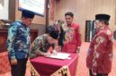 FOTO: Wakil Bupati KH. Imam Hasyim (kanan), bersama DPRD Sumenep dalam penandatangan dokumen KUA-PPAS 2027. @by_News9.id