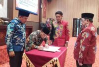 FOTO: Wakil Bupati KH. Imam Hasyim (kanan), bersama DPRD Sumenep dalam penandatangan dokumen KUA-PPAS 2027. @by_News9.id