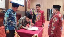 FOTO: Wakil Bupati KH. Imam Hasyim (kanan), bersama DPRD Sumenep dalam penandatangan dokumen KUA-PPAS 2027. @by_News9.id